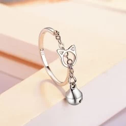 Bague Avec Anneau En Tête De Chat Et Pendentif Avec Une Cloche -Chats Fournitures Magasin Bague avec anneau en tete de chat et pendentif avec une cloche Pour toi Mon chat 1687783933250 b9324ce9 d9e8 48f3 8eb2 f69db742f782